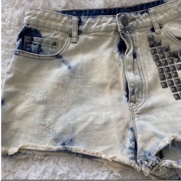 Women’s BDG Acid Wash Studded Jean Shorts Size 32 - Picture 3 of 6